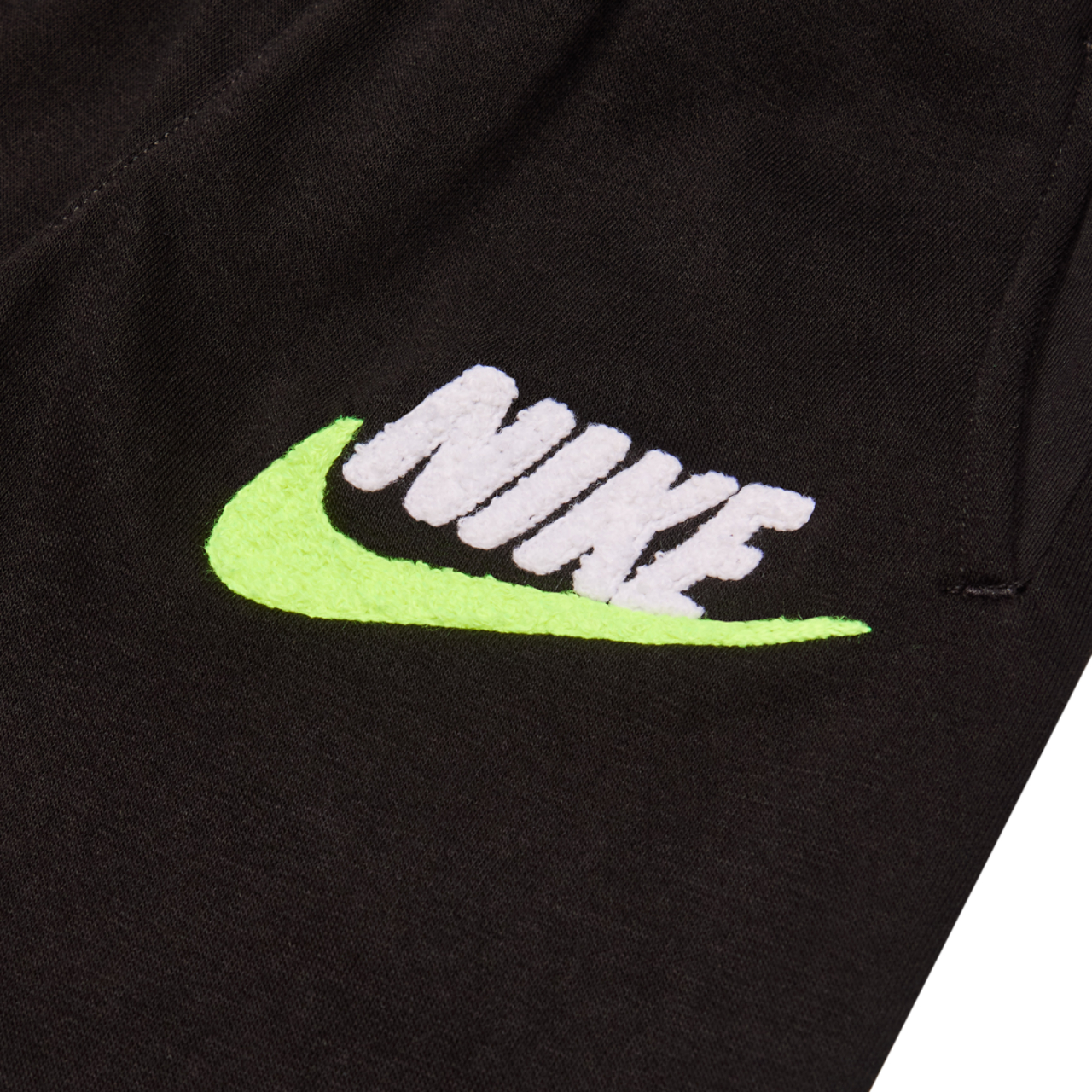 Nike Chenille Bild 5 von 5. Antippen, um die Fotogalerie zu öffnen.