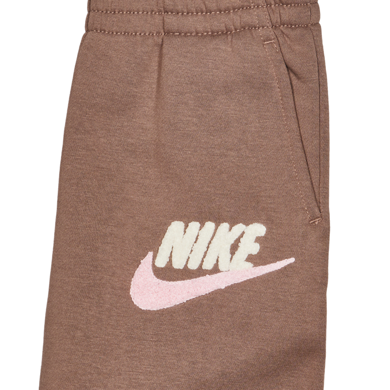 Nike Club Chenille Afbeelding 4 van 4. Tik om de fotogalerij te openen..