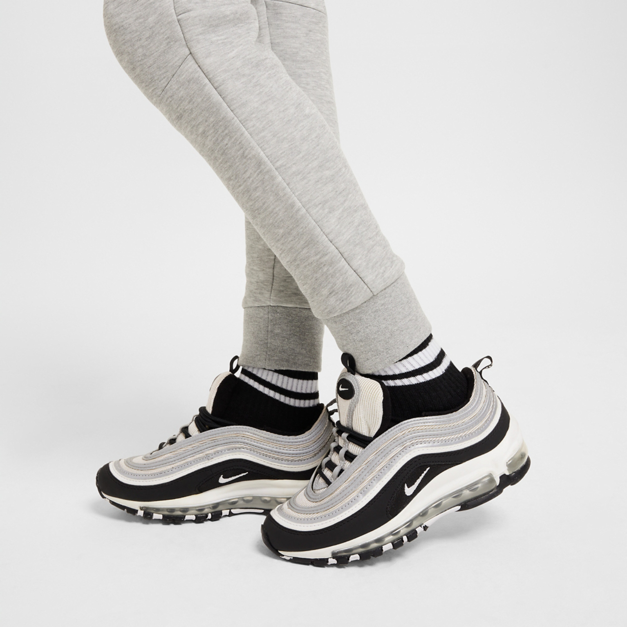 Nike Tech Fleece Bild 5 von 8. Antippen, um die Fotogalerie zu öffnen.