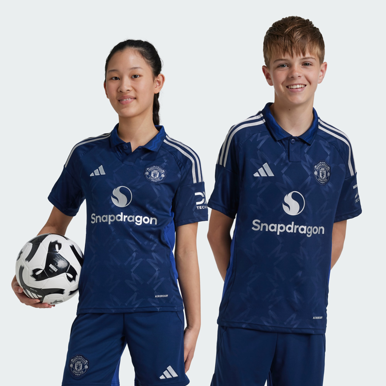 adidas Manchester United 24/25 Away Imagen 1 de 4. Toque para abrir la galería de fotos.