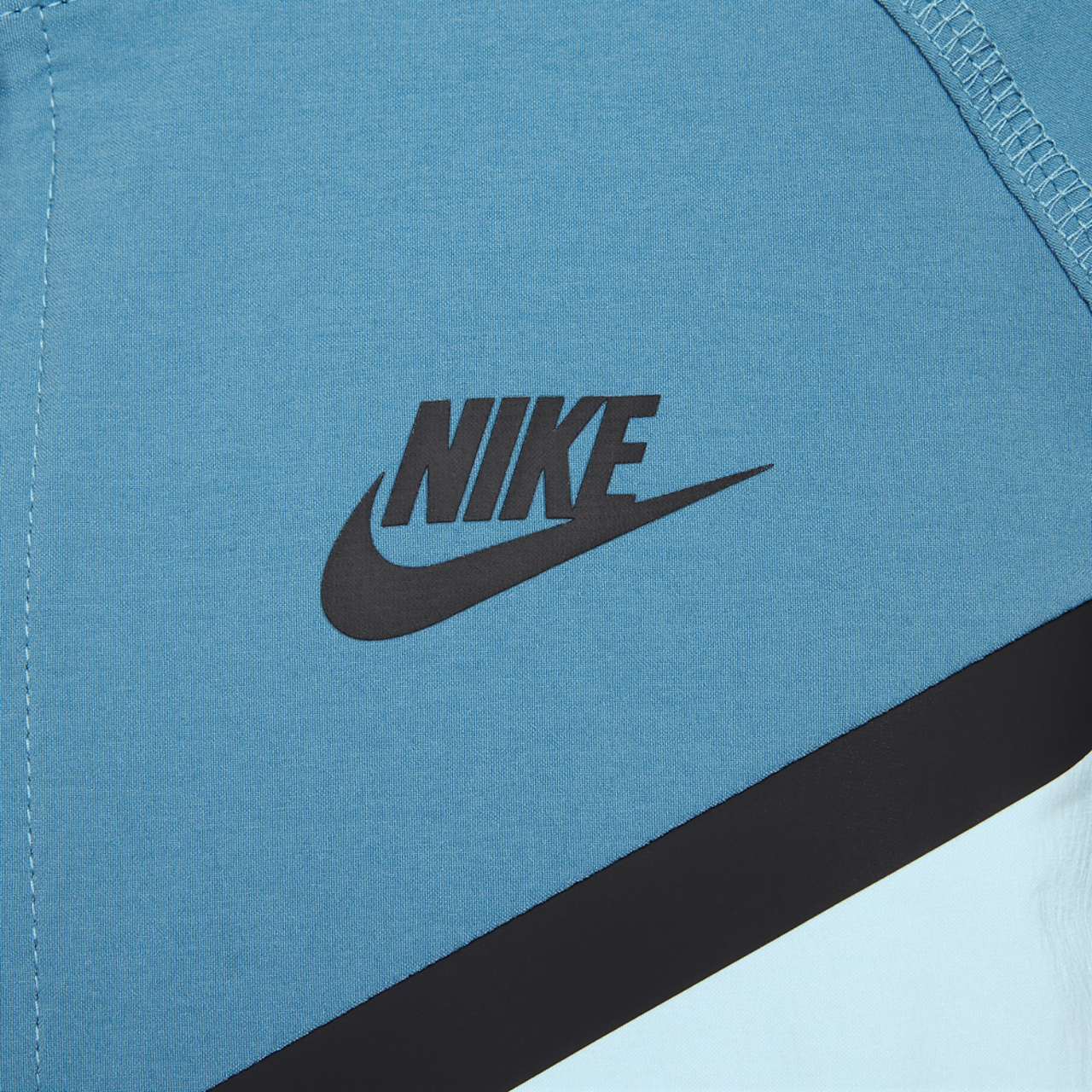 Nike Tech Woven Immagine 4 di 5. Tocca per aprire la galleria fotografica.