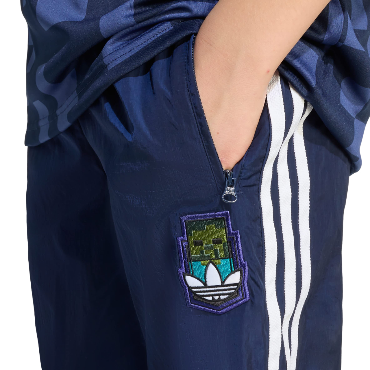 adidas Originals X Minecraft Trousers Imagen 4 de 4. Toque para abrir la galería de fotos.