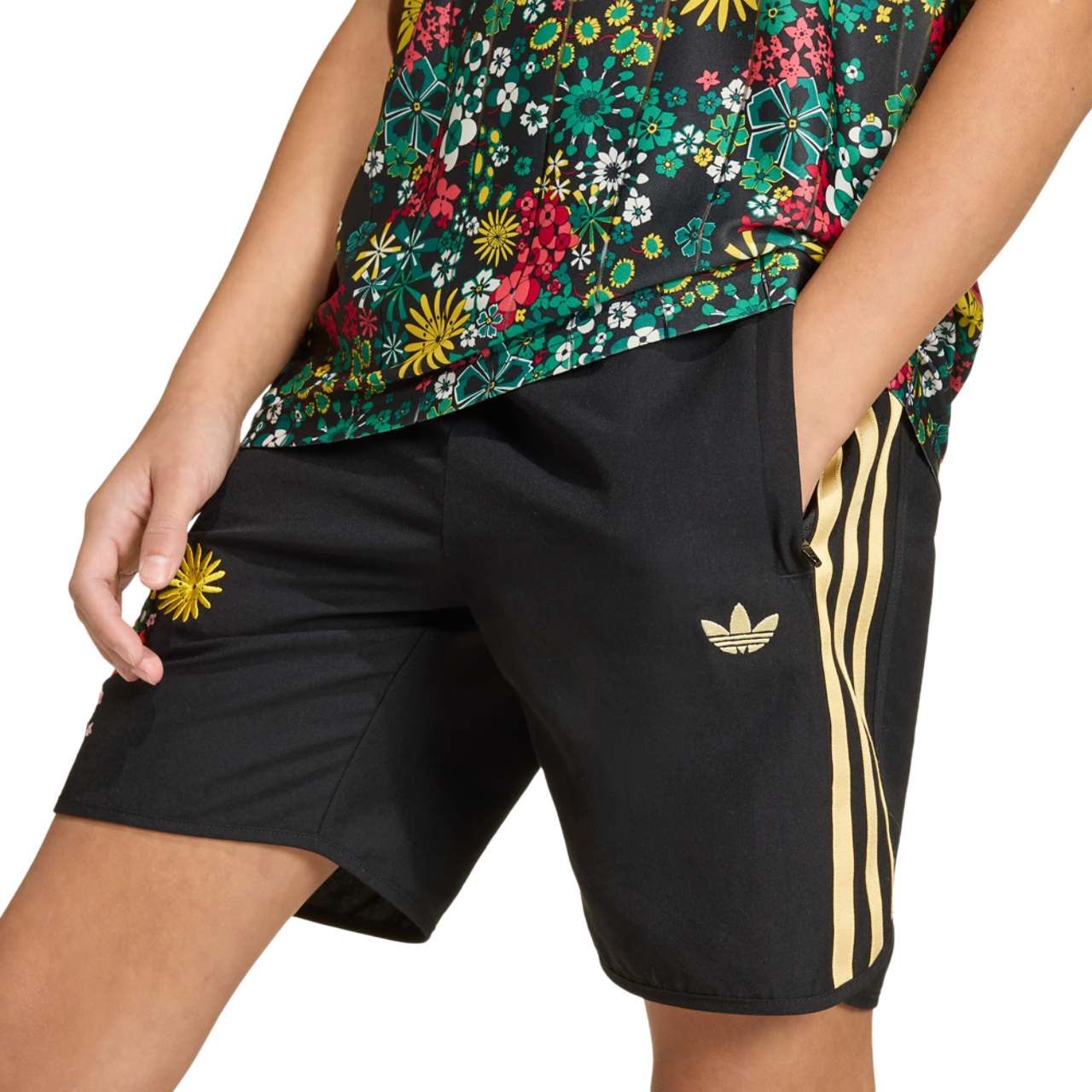 adidas Originals X Liberty London Regular Shorts Immagine 4 di 4. Tocca per aprire la galleria fotografica.
