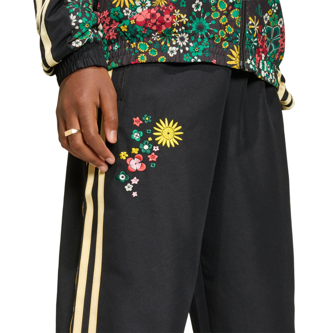 adidas Originals X Liberty London Track Bottoms Immagine 4 di 4. Tocca per aprire la galleria fotografica.