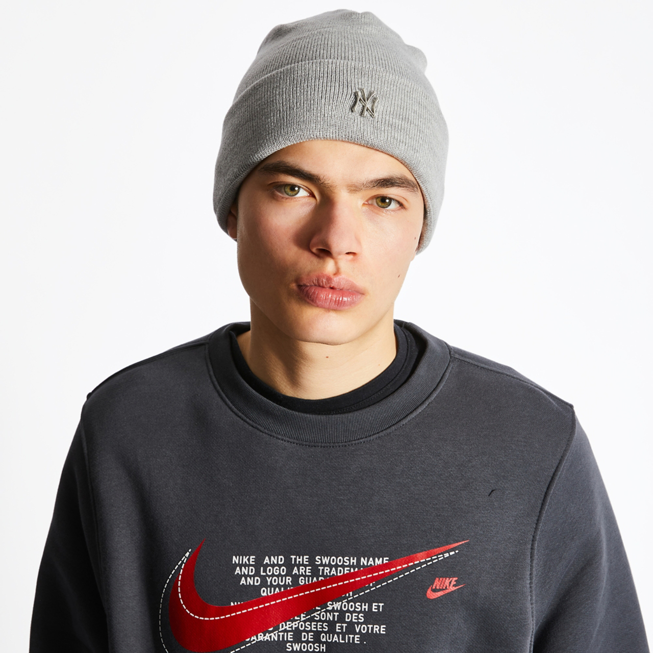 New Era Silver Logo Beanie Afbeelding 3 van 8. Tik om de fotogalerij te openen..