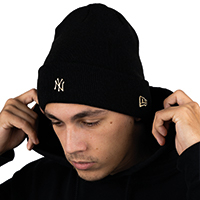 New Era Silver Logo Beanie Afbeelding 3 van 8. Tik om de fotogalerij te openen..