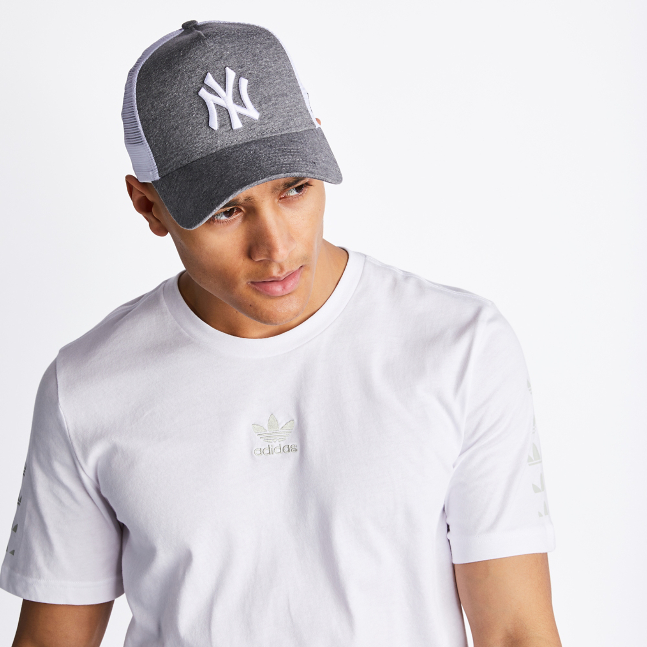 New Era Essential Trucker Afbeelding 3 van 4. Tik om de fotogalerij te openen..