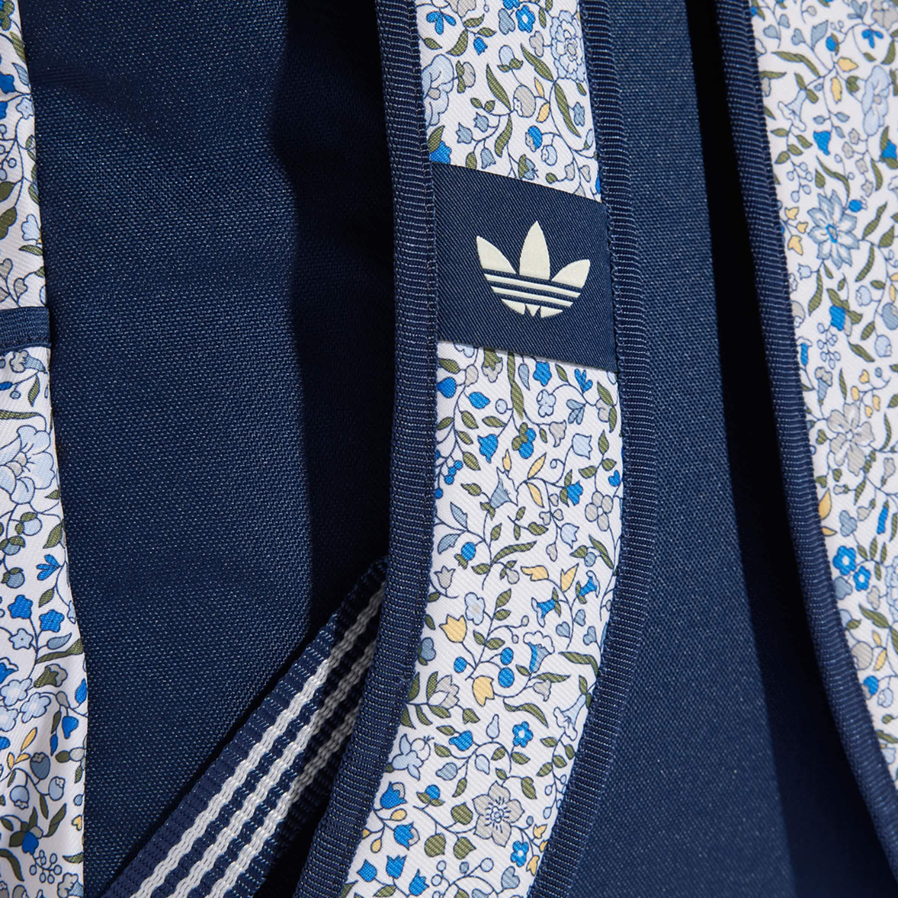 adidas Originals X Liberty London Backpack Afbeelding 4 van 4. Tik om de fotogalerij te openen..