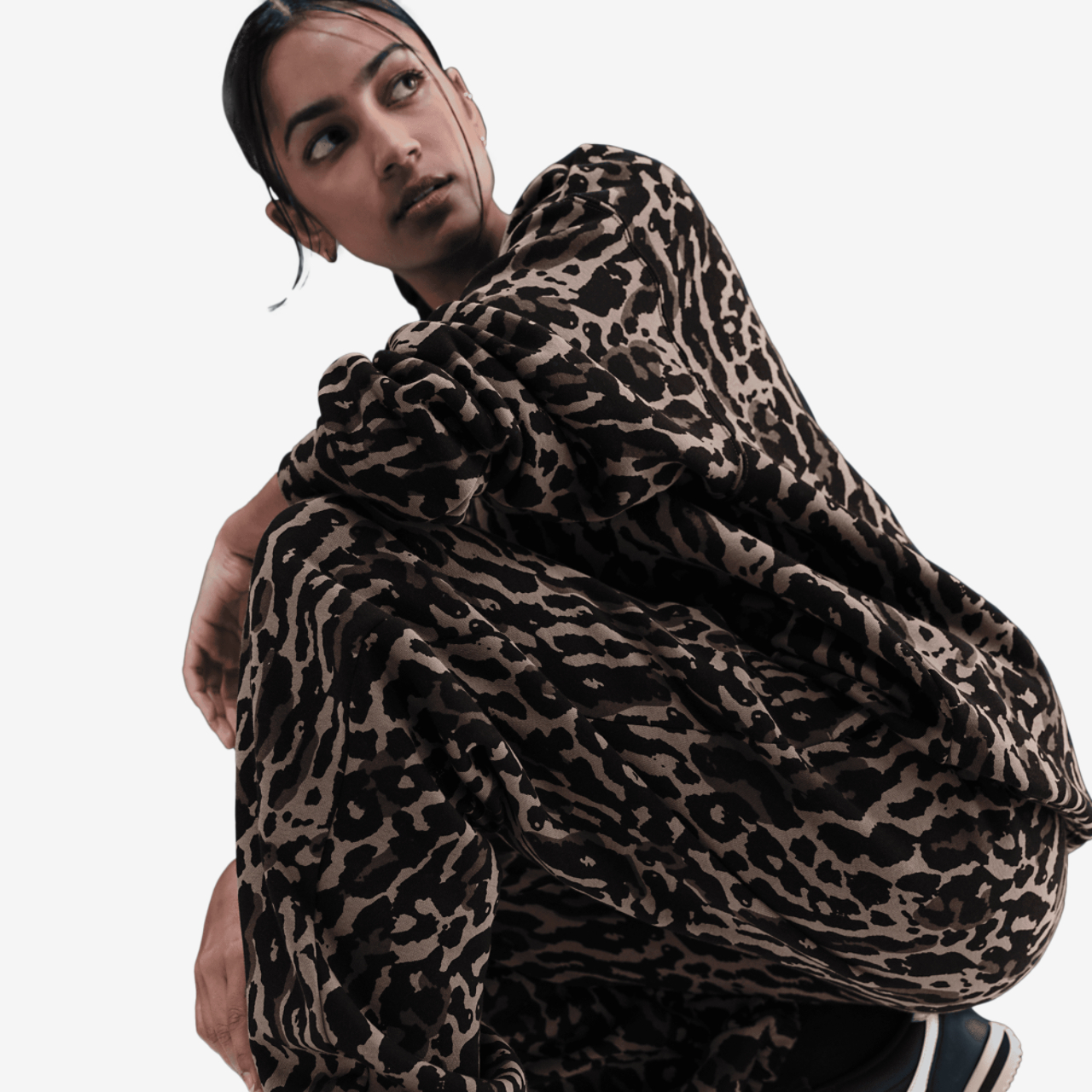 Nike NSW Phoenix Fleece All Over Print Pants Image 3 of 6. Tap to open photo gallery.