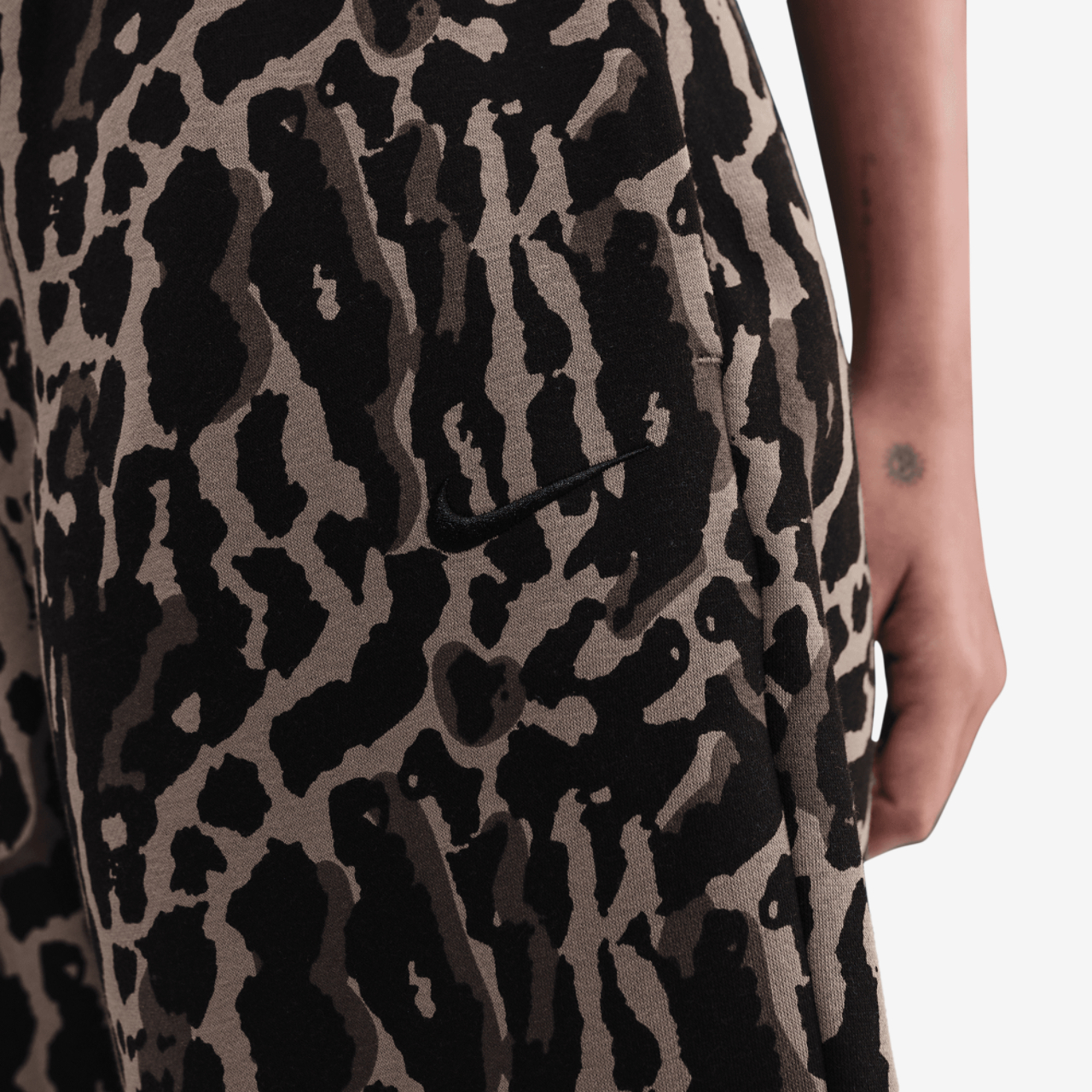 Nike NSW Phoenix Fleece All Over Print Pants Image 4 of 6. Tap to open photo gallery.