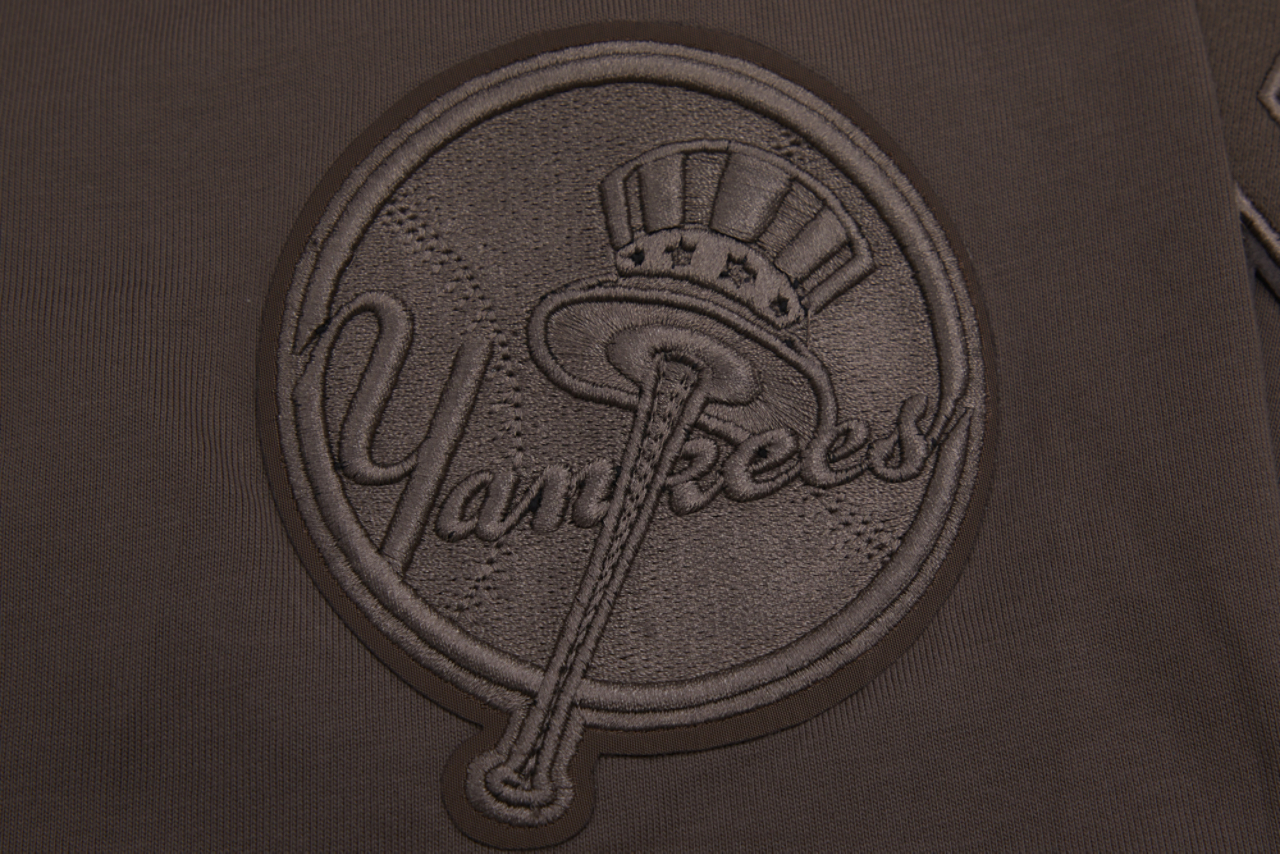 Pro Standard NEW YORK YANKEES TOP Image 6 of 7. Tap to open photo gallery.