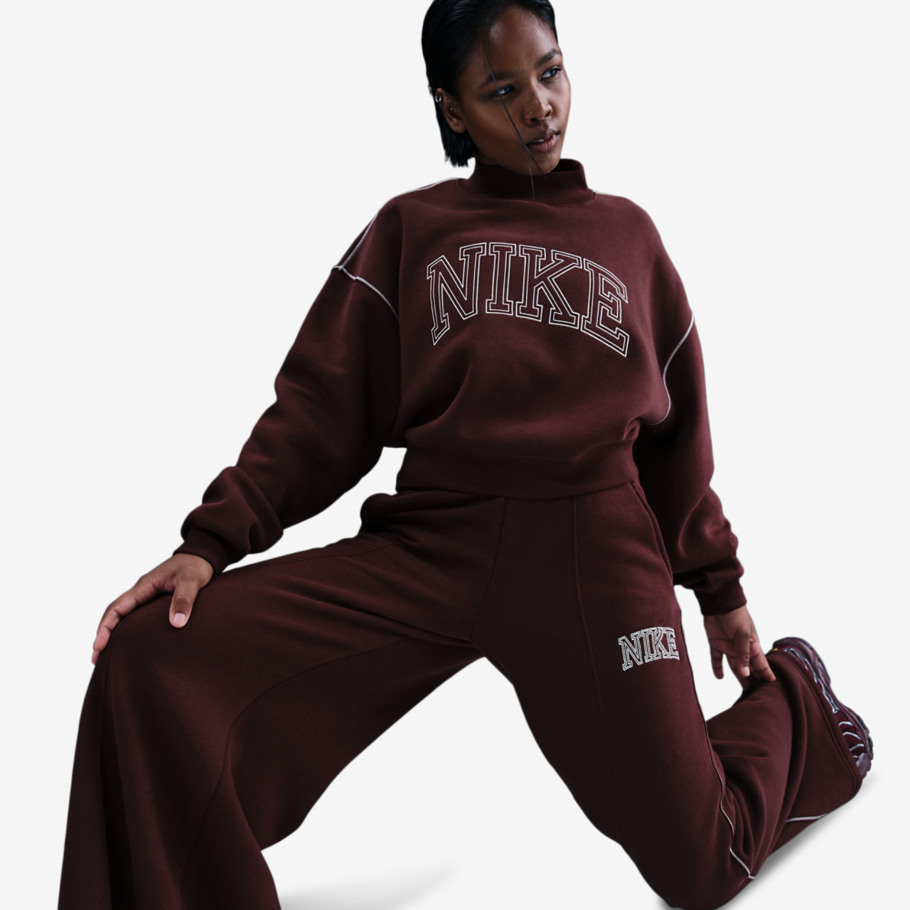 Nike NSW Phoenix Fleece Pants Image 3 of 5. Tap to open photo gallery.