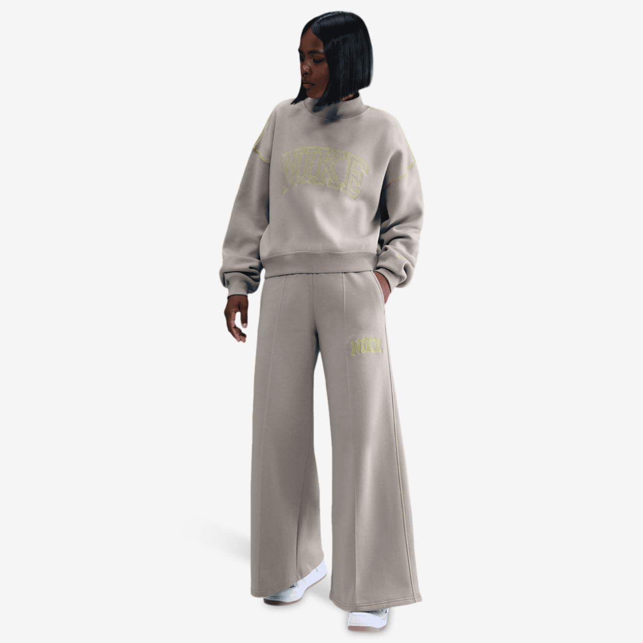 Nike NSW Phoenix Fleece Pants Image 4 of 5. Tap to open photo gallery.