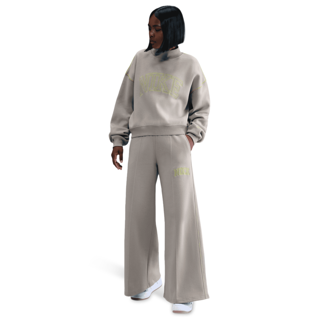 Nike NSW Phoenix Fleece Pants Image 4 of 5. Tap to open photo gallery.
