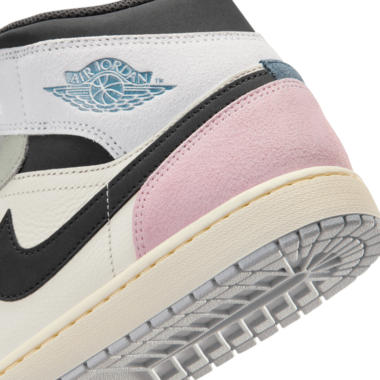 Jordan Air Jordan 1 Mid SE  Image 8 of 8. Tap to open photo gallery.