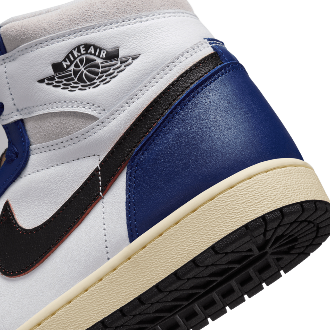 Jordan Retro 1 High OG | Foot Locker Canada