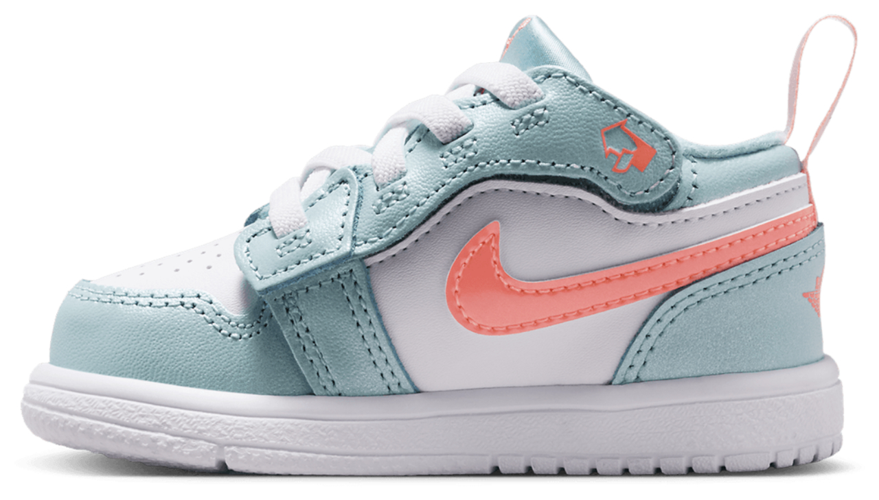 Jordan 1 Low Alt SE Fem Image 2 of 8. Tap to open photo gallery.
