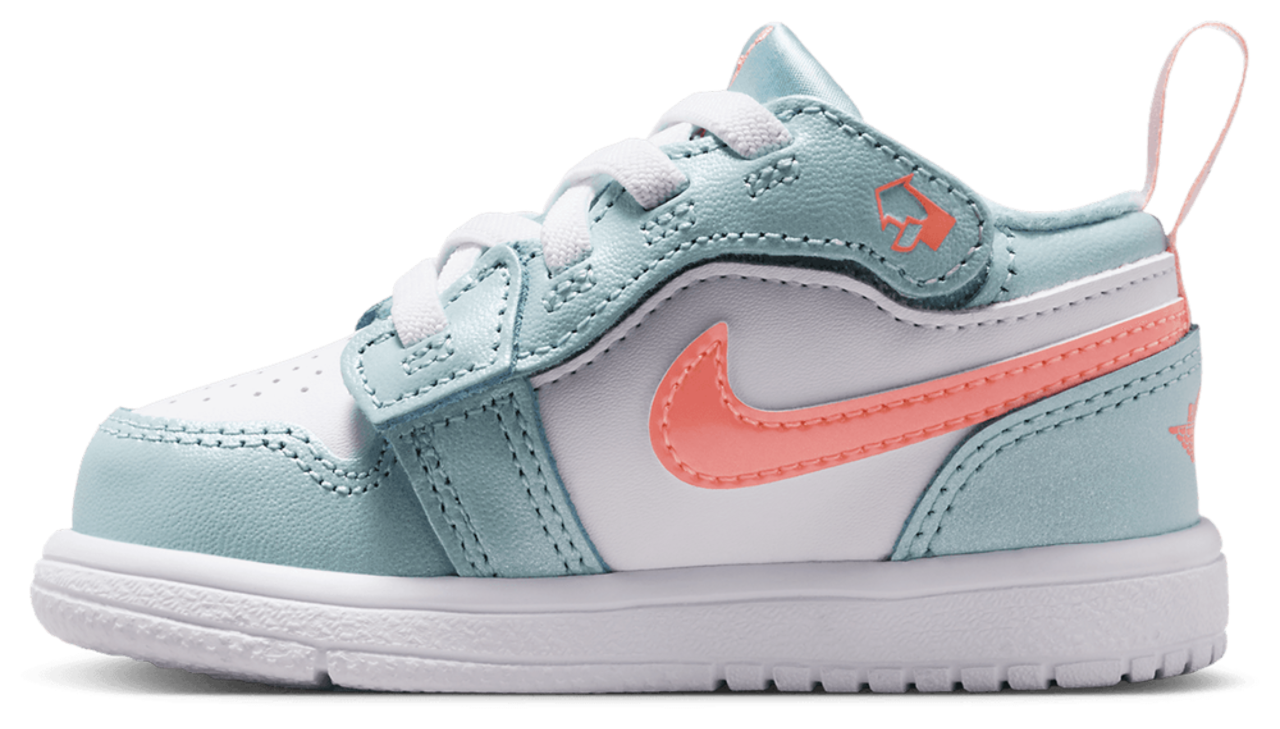 Jordan 1 Low Alt SE Fem Image 2 of 8. Tap to open photo gallery.