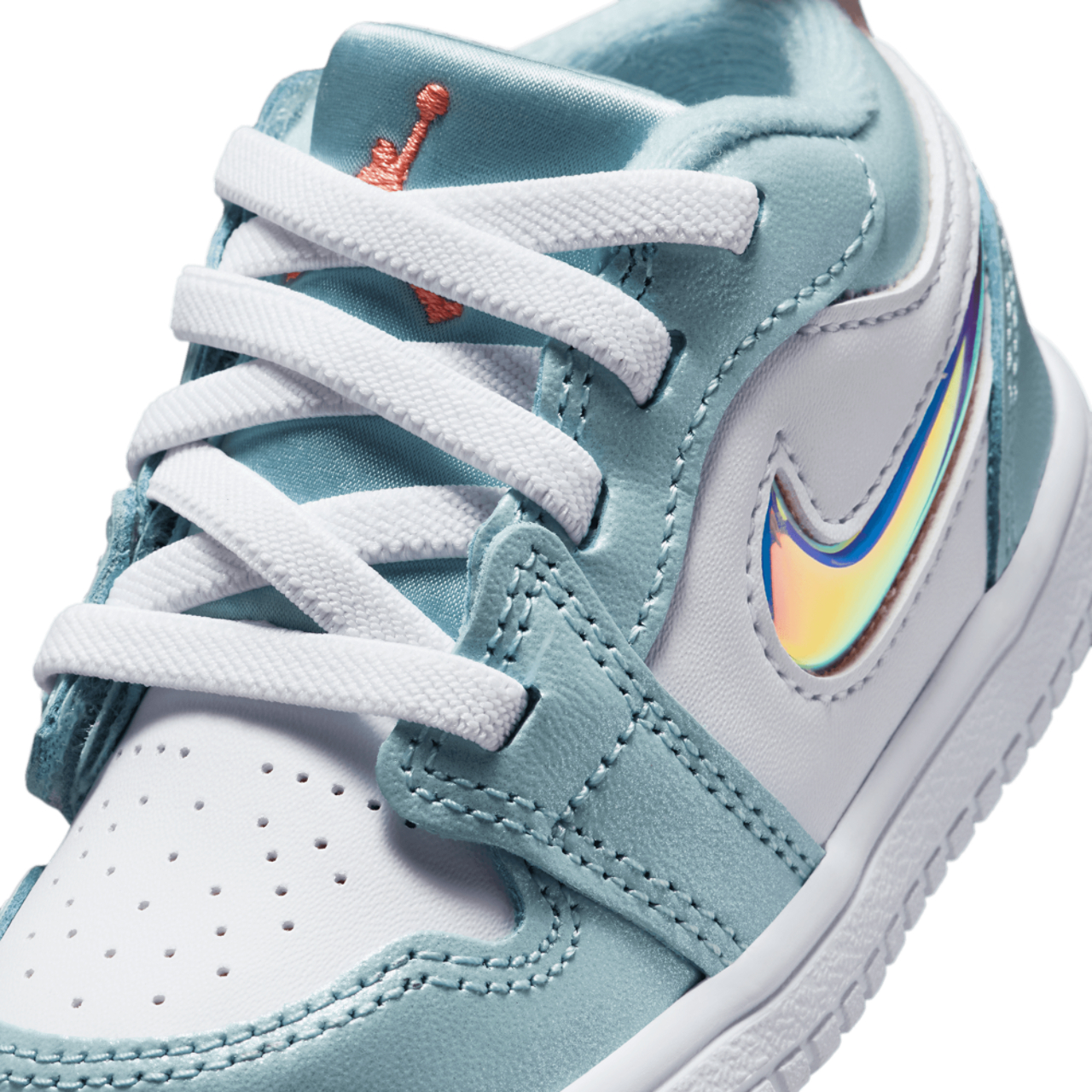 Jordan 1 Low Alt SE Fem Image 7 of 8. Tap to open photo gallery.
