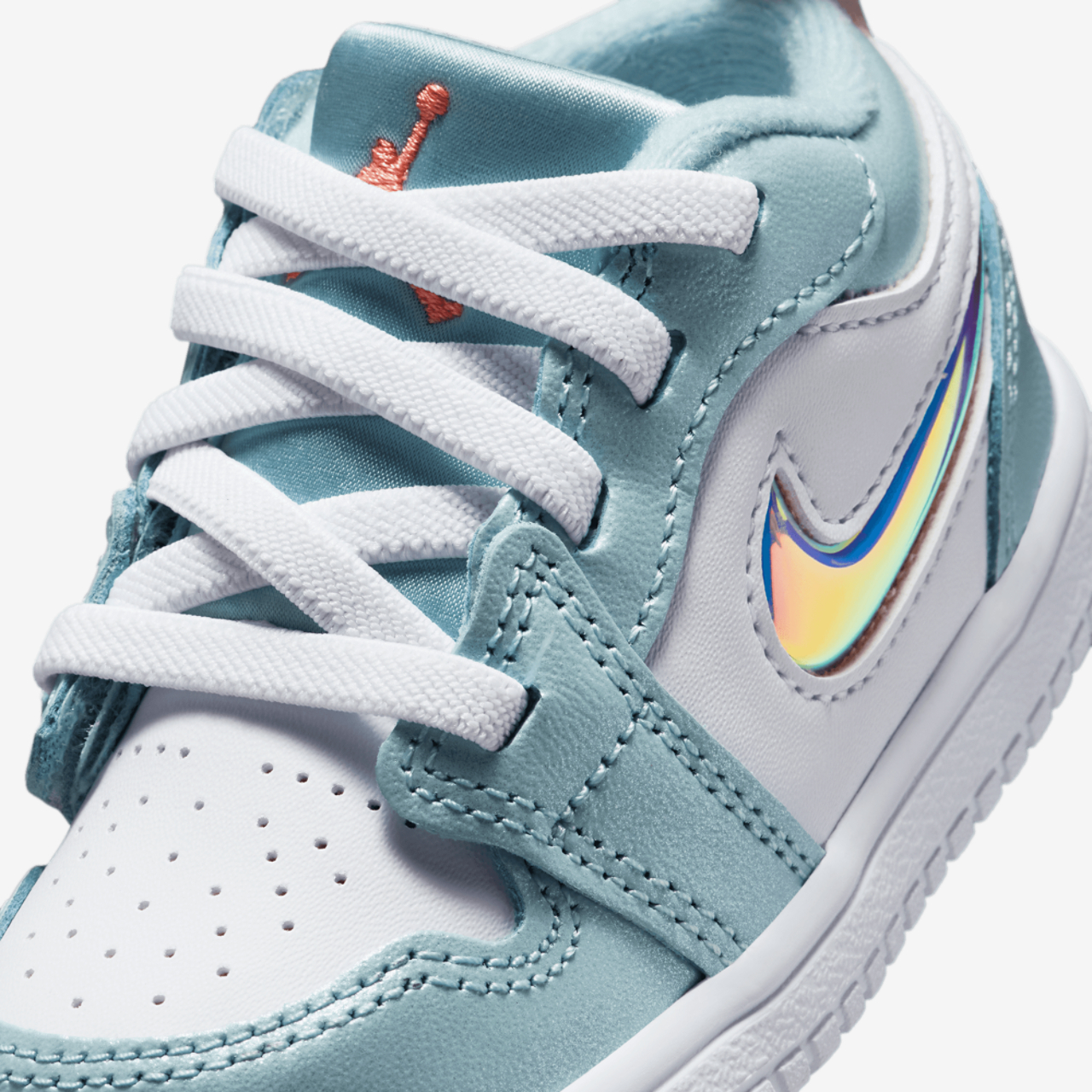 Jordan 1 Low Alt SE Fem Image 7 of 8. Tap to open photo gallery.