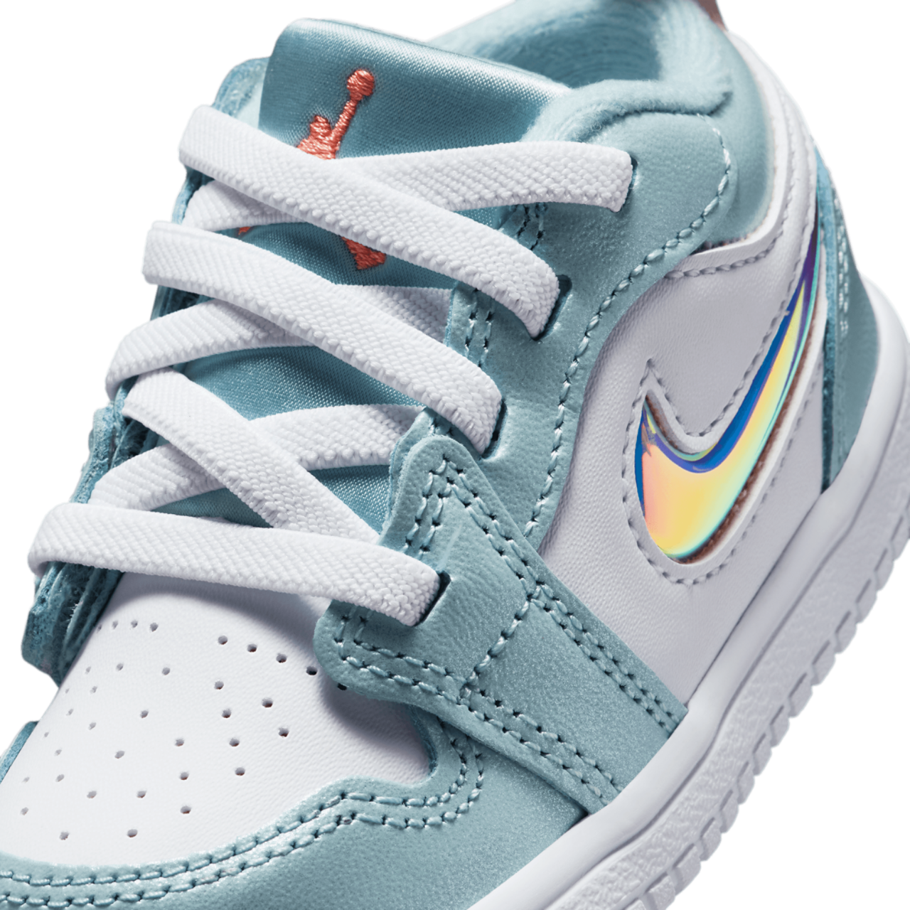 Jordan 1 Low Alt SE Fem Image 7 of 8. Tap to open photo gallery.