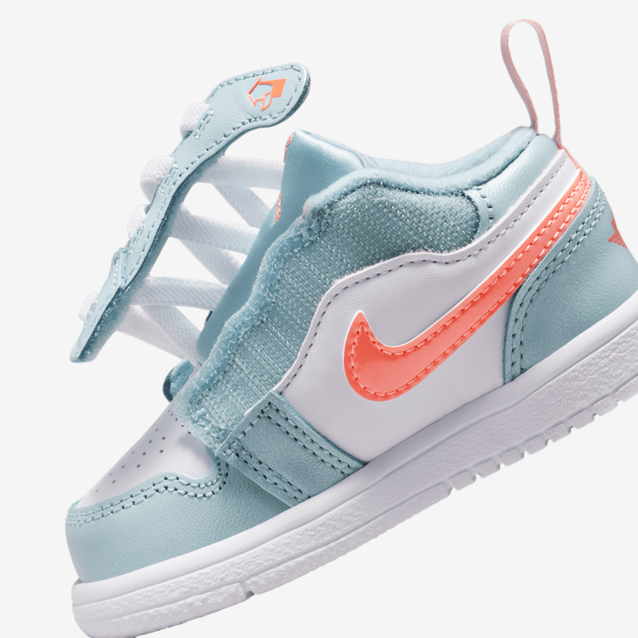 Jordan 1 Low Alt SE Fem Image 8 of 8. Tap to open photo gallery.