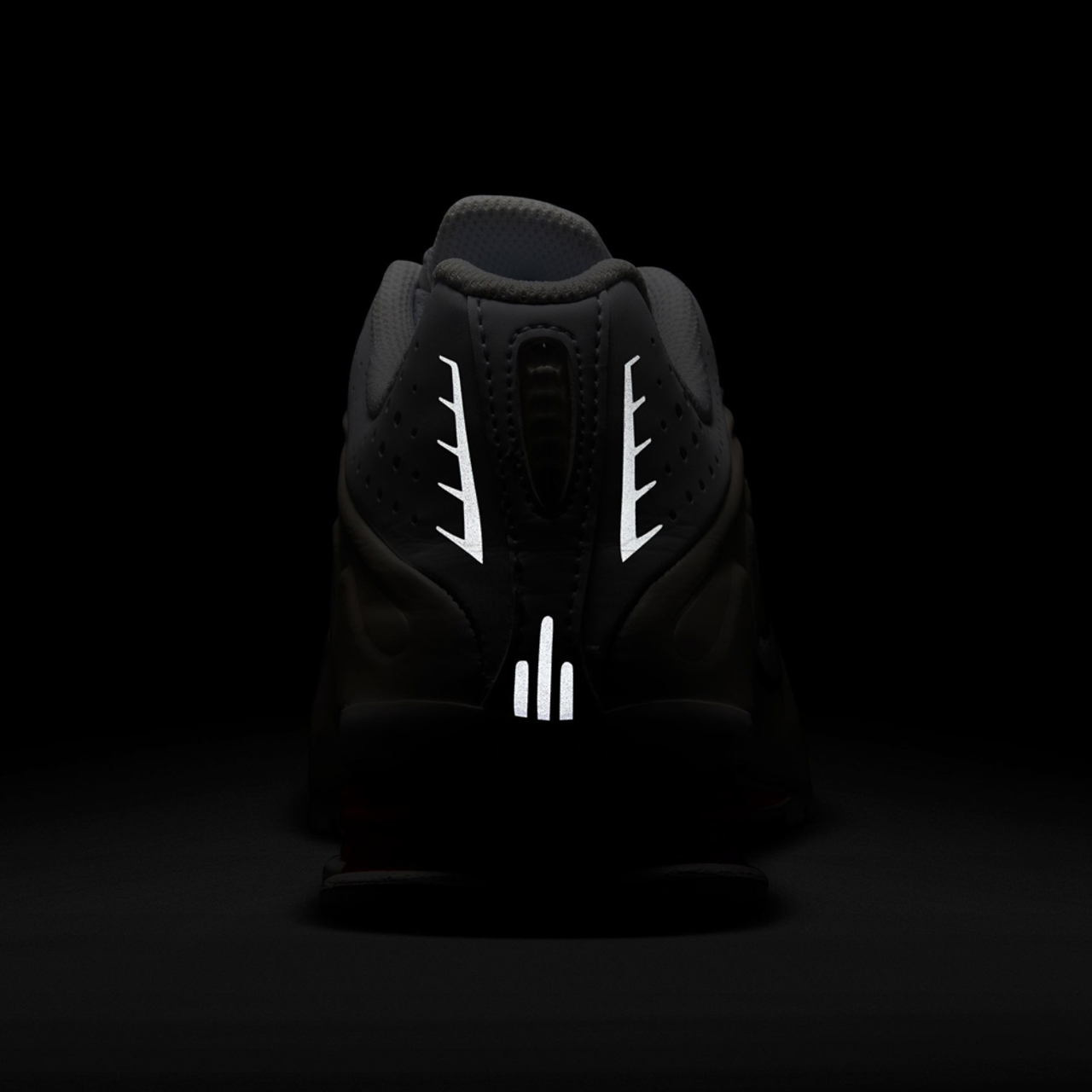 Nike Shox R4 Image 6 de 8. Appuyez pour ouvrir la galerie de photos.