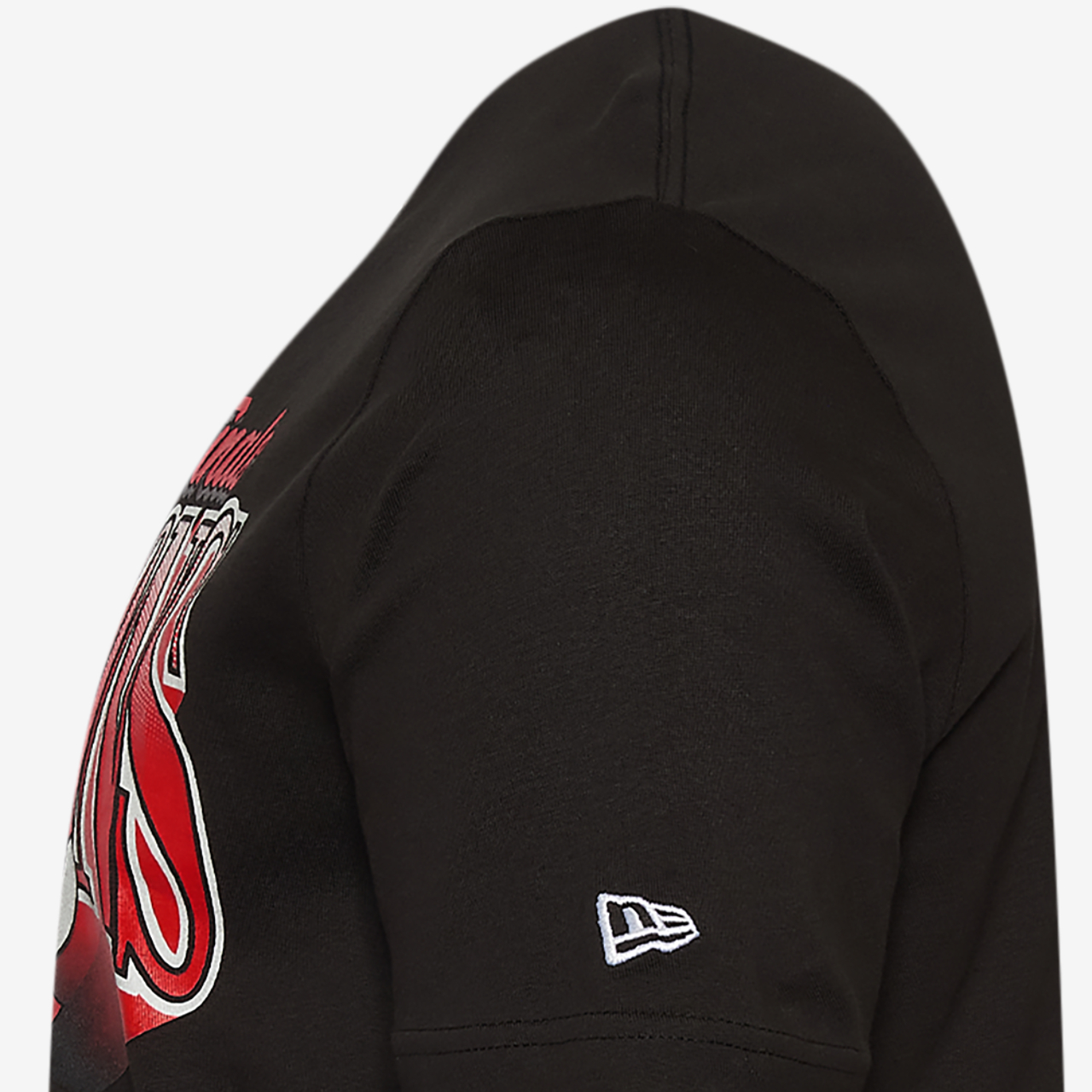 New Era Bulls Ovresize T-Shirt Image 2 of 2. Tap to open photo gallery.