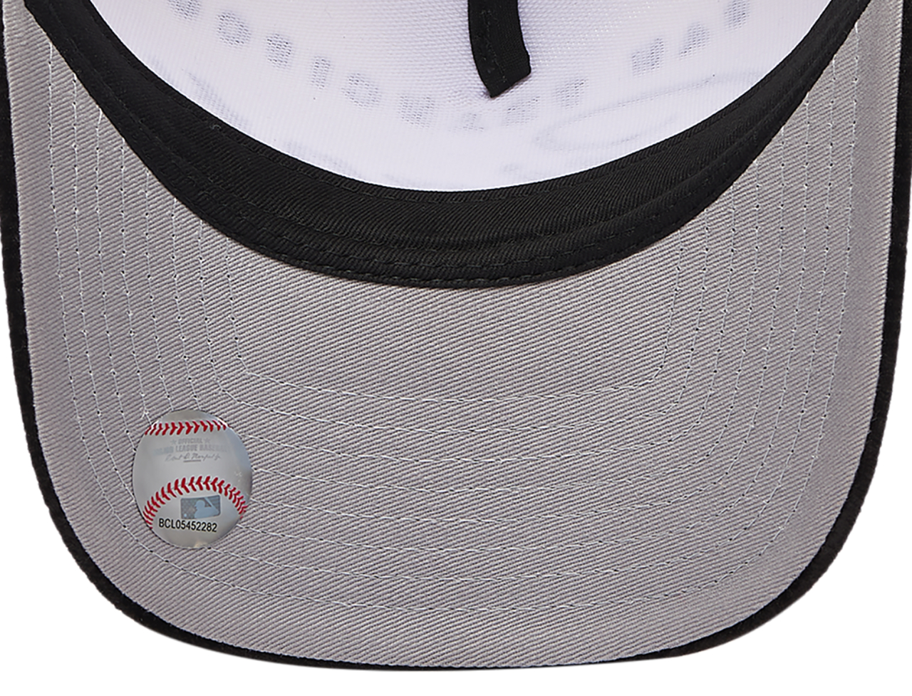 New Era Giants 2 Tone Velvet Script Cap Image 5 of 5. Tap to open photo gallery.