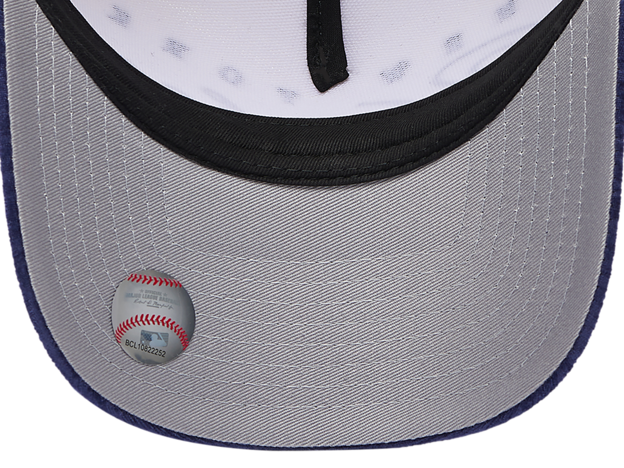 New Era Yankees 2 Tone Velvet Scrip Cap Image 5 of 5. Tap to open photo gallery.