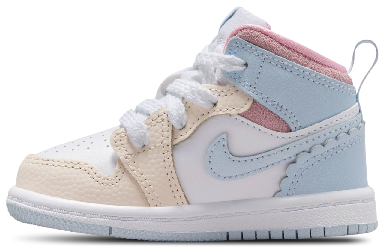 Jordan 1 Mid SE Fem  Image 2 of 5. Tap to open photo gallery.