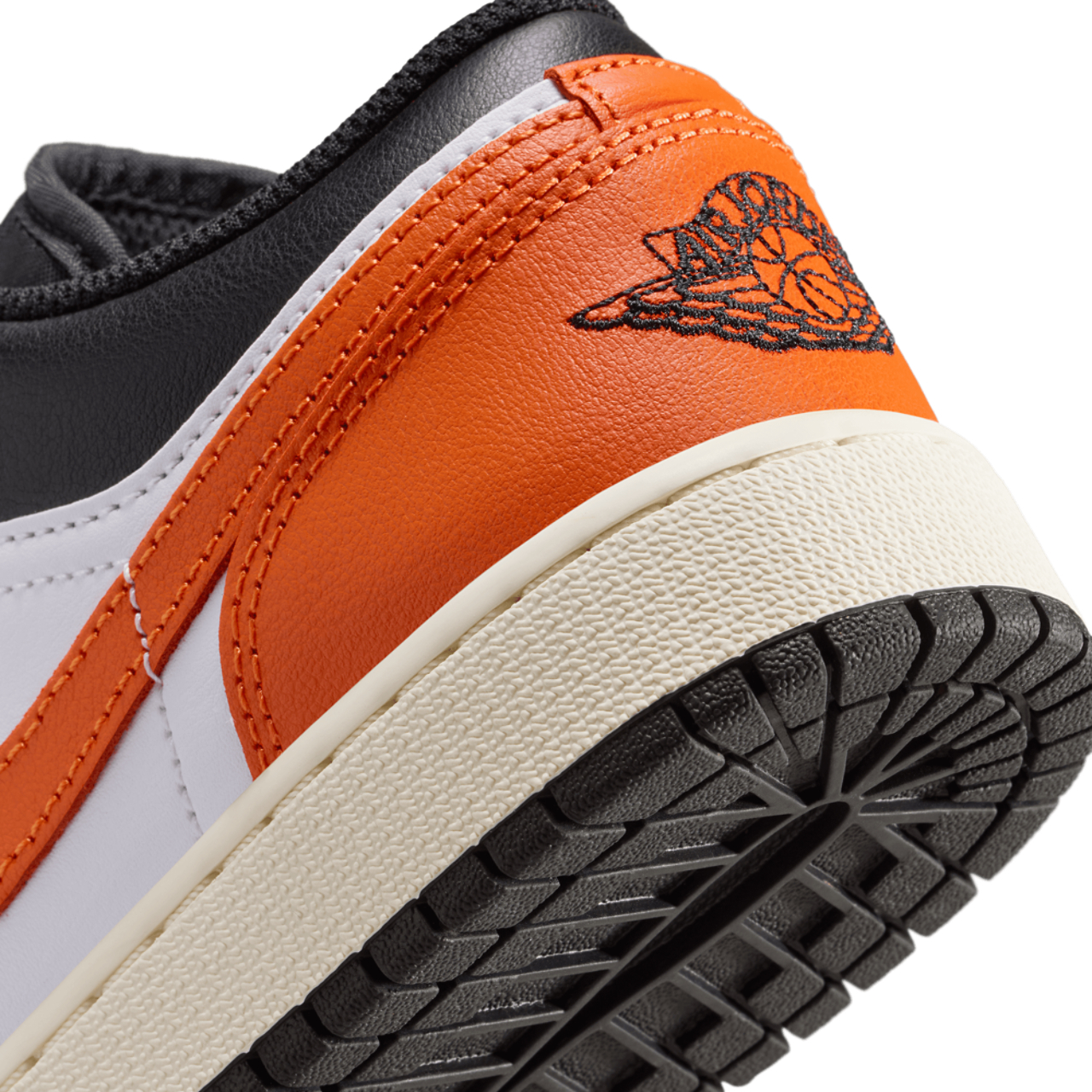 Jordan AJ 1 Low SE  Image 8 of 8. Tap to open photo gallery.