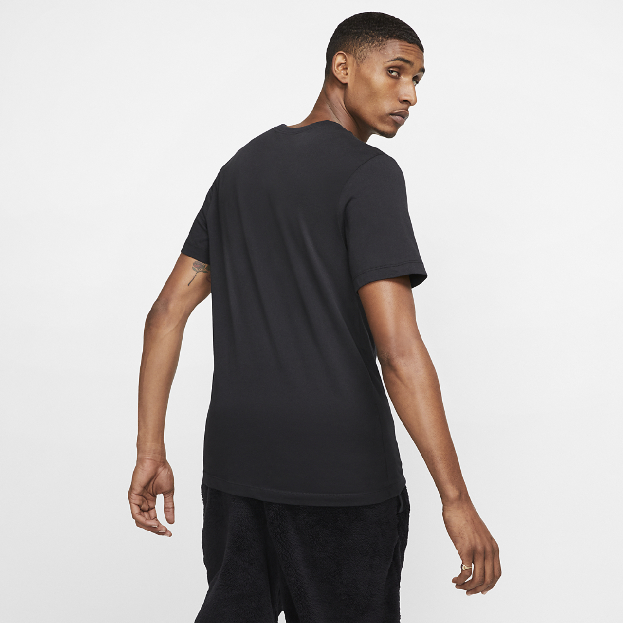Nike T-shirt Club Image 2 de 2. Appuyez pour ouvrir la galerie de photos.