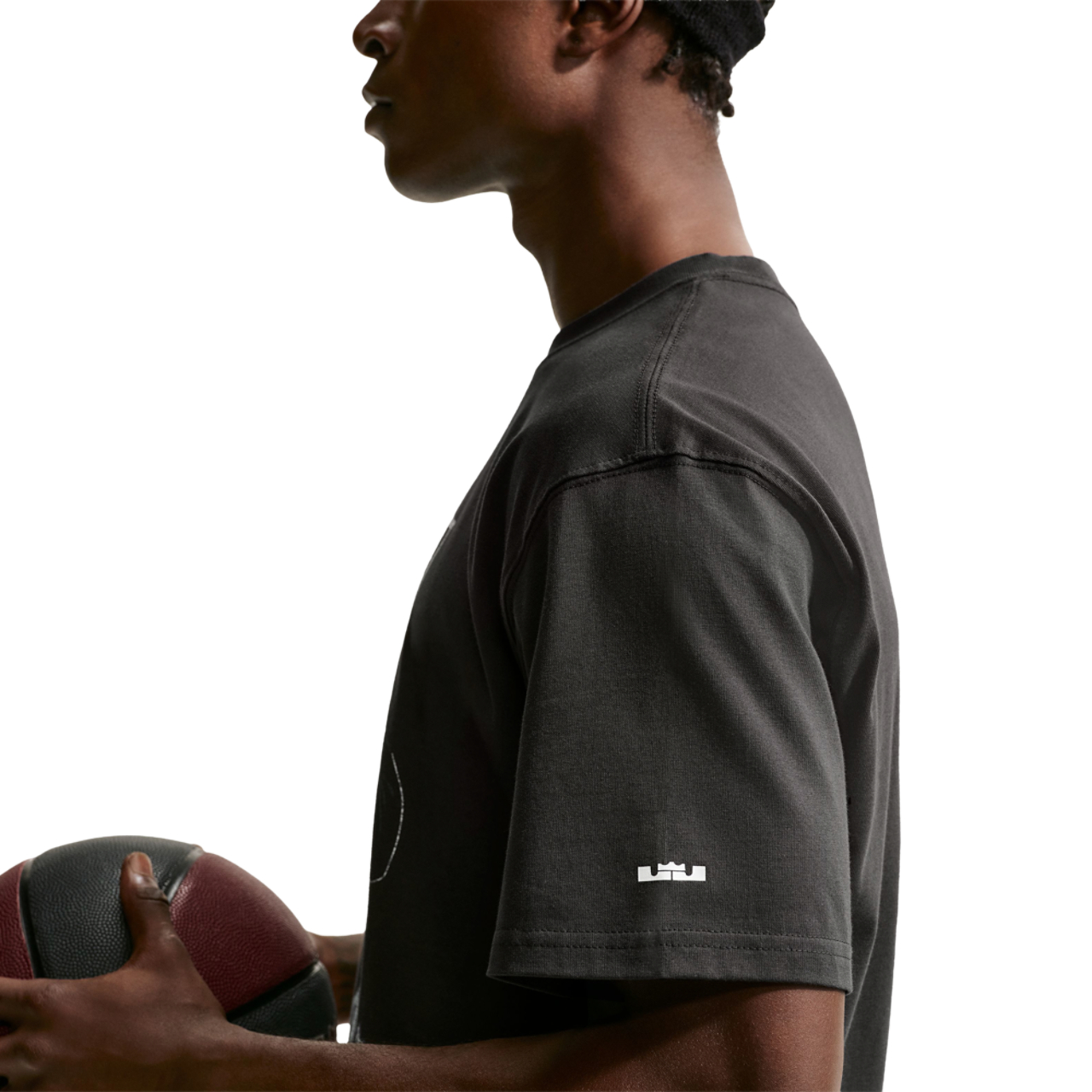 Nike LJ Loose HK T-Shirt Image 3 de 3. Appuyez pour ouvrir la galerie de photos.