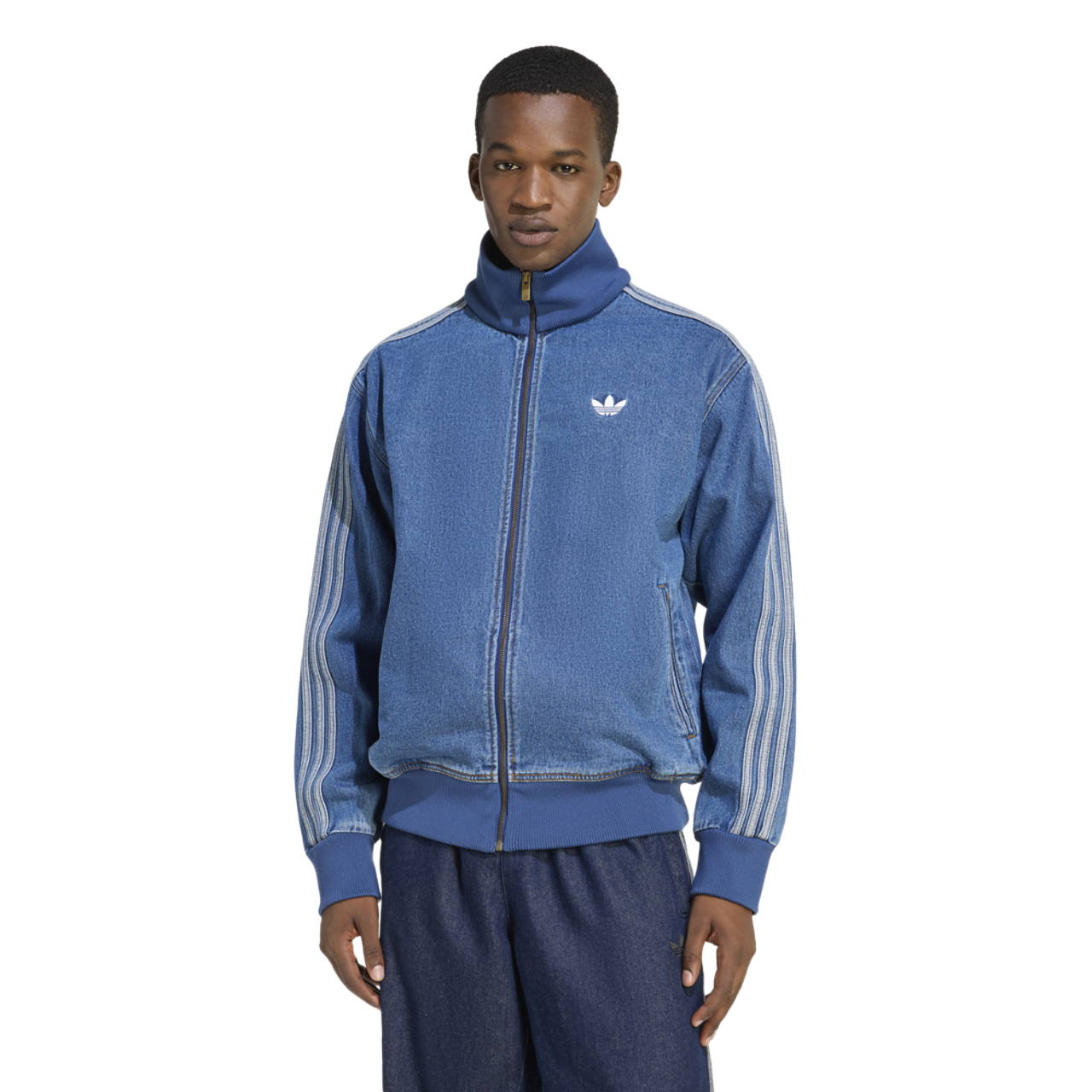 adidas Blouson d’athlétisme Firebird en denim Adicolor Image 1 de 5. Appuyez pour ouvrir la galerie de photos.