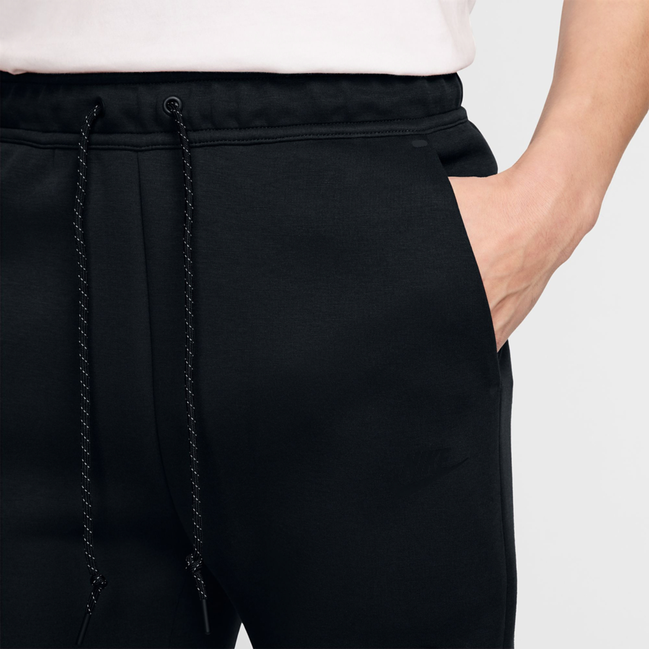 Nike Pantalon d’entraînement en molleton Tech Image 3 de 3. Appuyez pour ouvrir la galerie de photos.