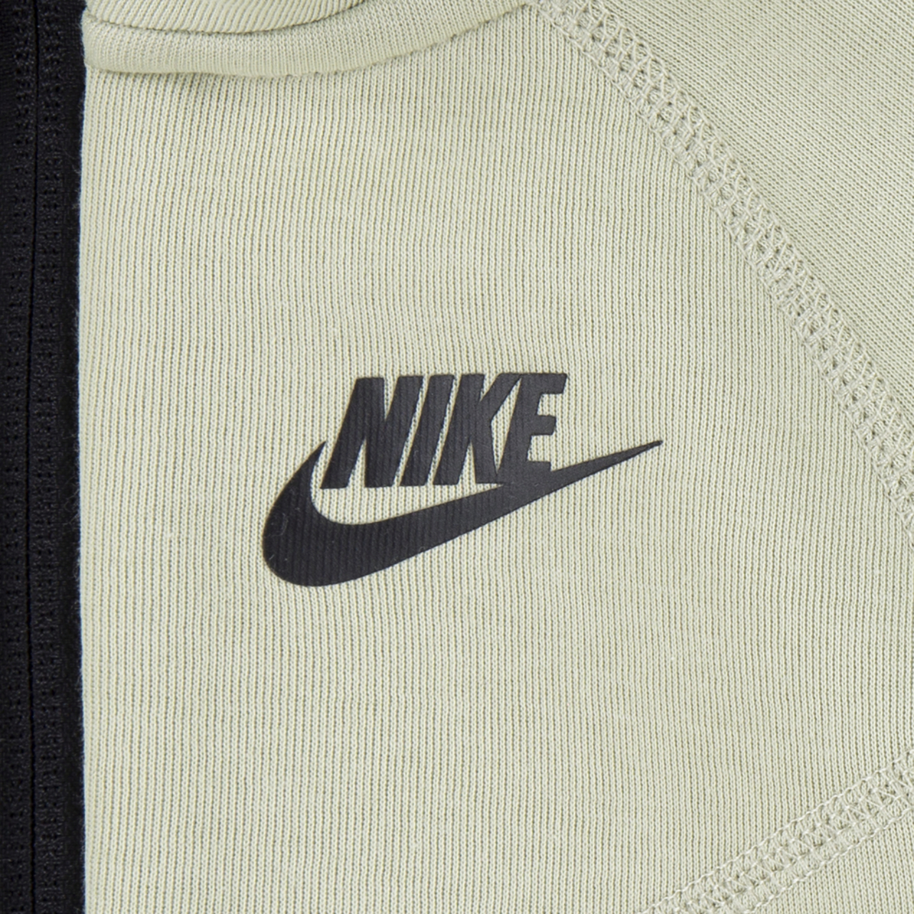Nike Ensemble avec chandail à capuchon à glissière pleine longueur en molleton Tech Image 3 de 5. Appuyez pour ouvrir la galerie de photos.
