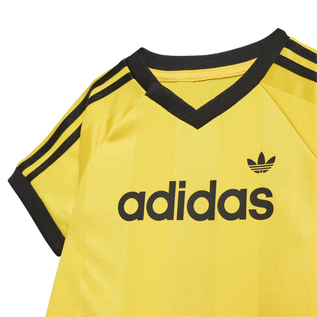 adidas Ensemble avec short et t-shirt en polyester Image 4 de 7. Appuyez pour ouvrir la galerie de photos.