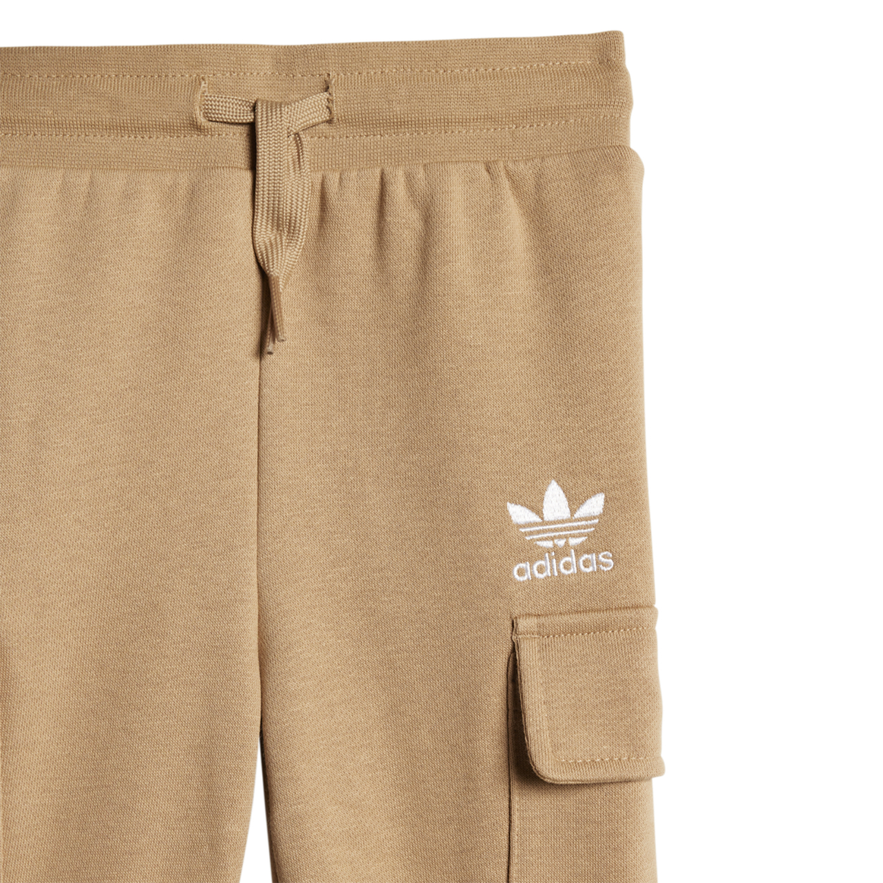 adidas Ensemble avec chandail à capuchon et pantalon d’entraînement Trefoil Essentials Image 7 de 7. Appuyez pour ouvrir la galerie de photos.