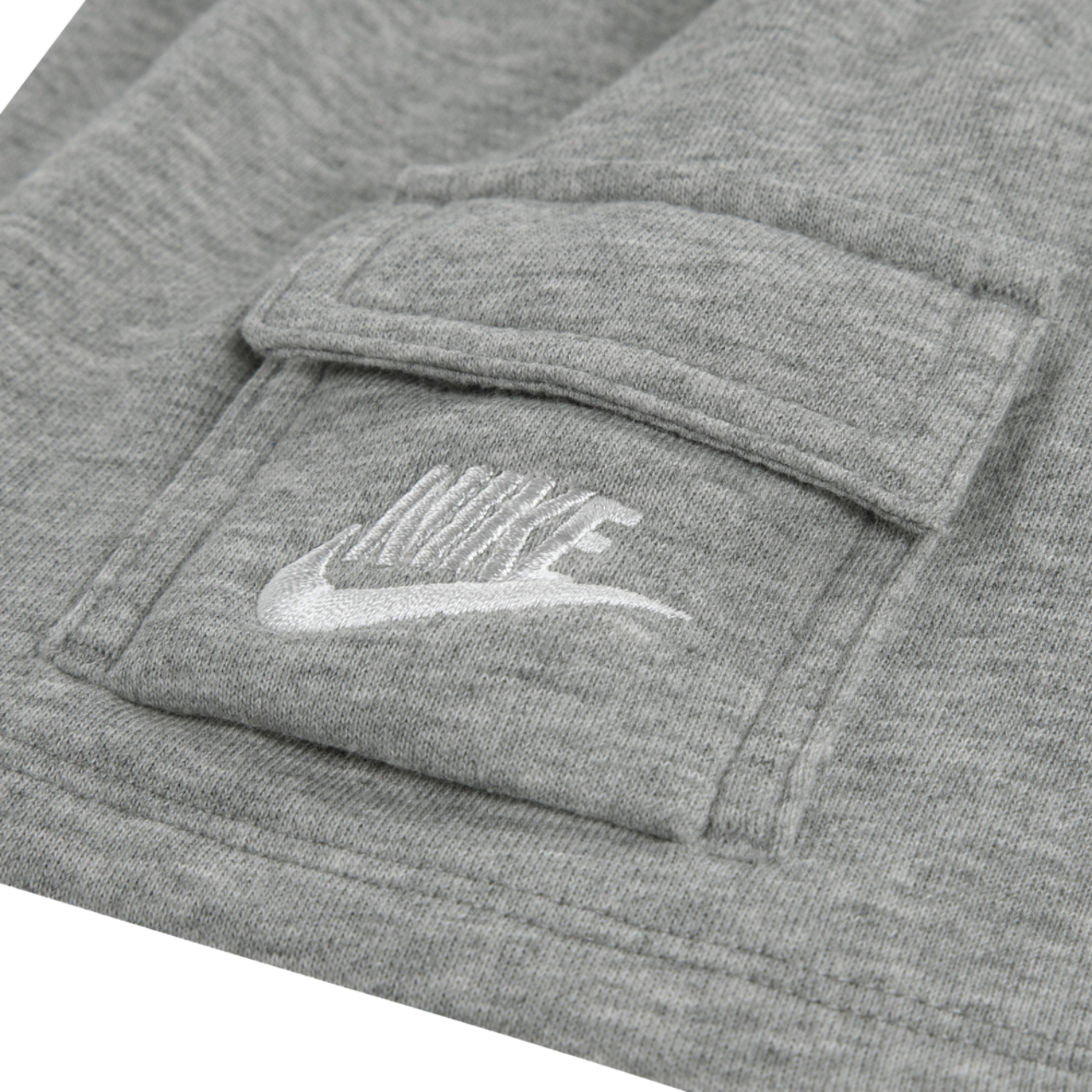Nike Ensemble avec t-shirt à poche NSW et short FT Image 5 de 5. Appuyez pour ouvrir la galerie de photos.