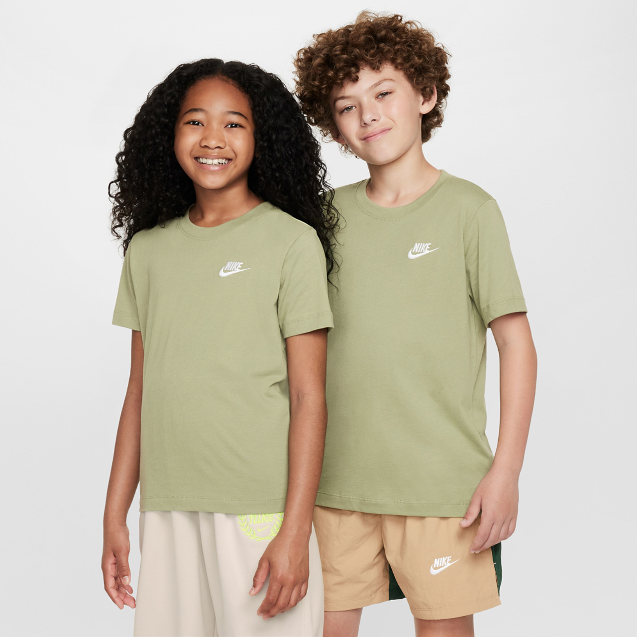 Nike T-shirt NSW EMB Futura Image 1 de 3. Appuyez pour ouvrir la galerie de photos.