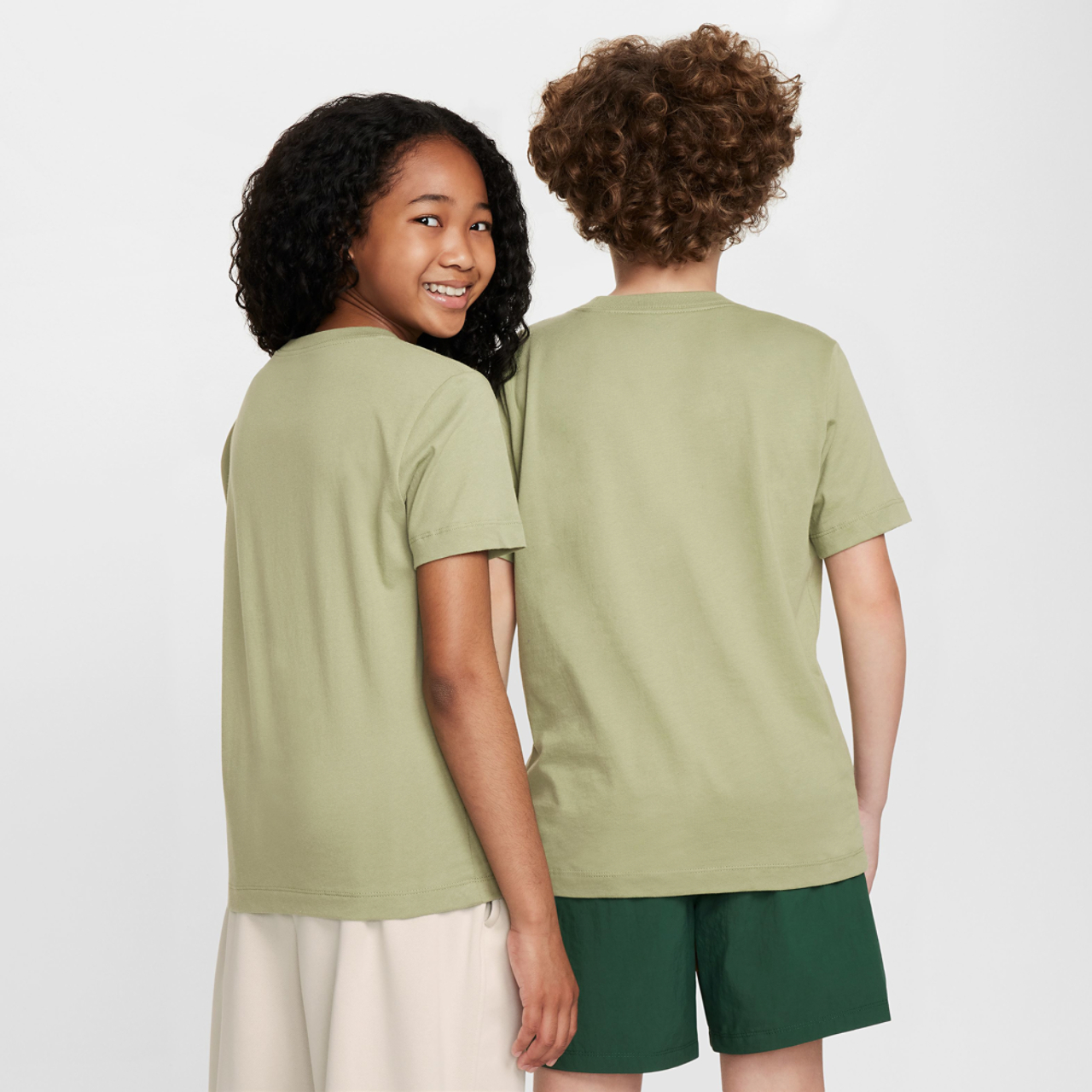 Nike T-shirt NSW EMB Futura Image 2 de 3. Appuyez pour ouvrir la galerie de photos.