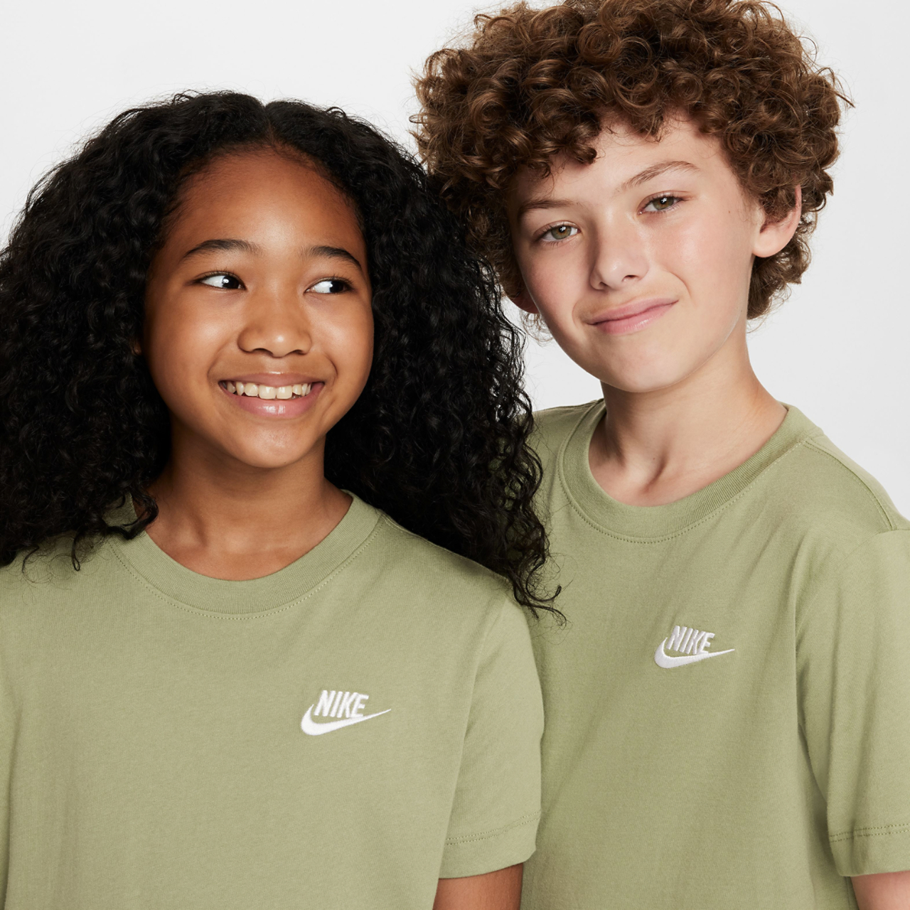 Nike T-shirt NSW EMB Futura Image 3 de 3. Appuyez pour ouvrir la galerie de photos.
