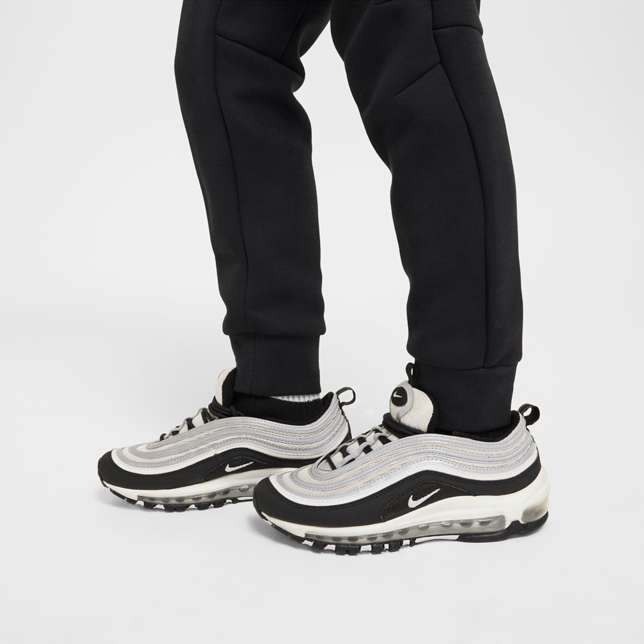 Nike Pantalon en molleton Tech Image 5 de 7. Appuyez pour ouvrir la galerie de photos.