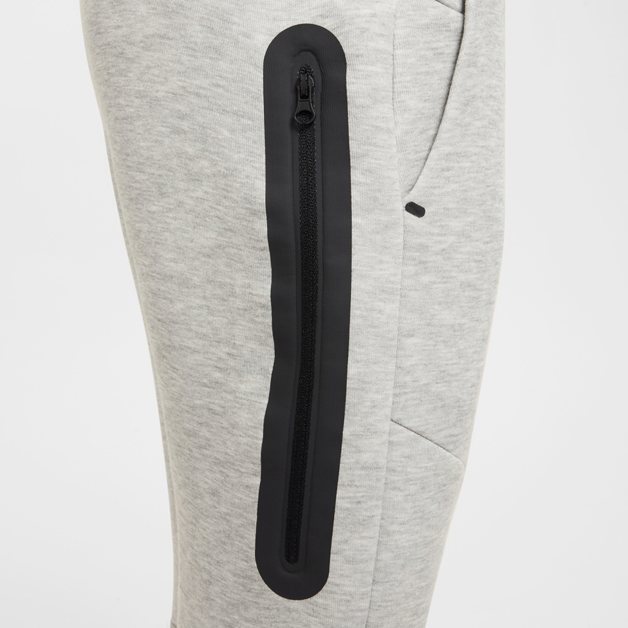Nike Pantalon en molleton Tech Image 4 de 5. Appuyez pour ouvrir la galerie de photos.