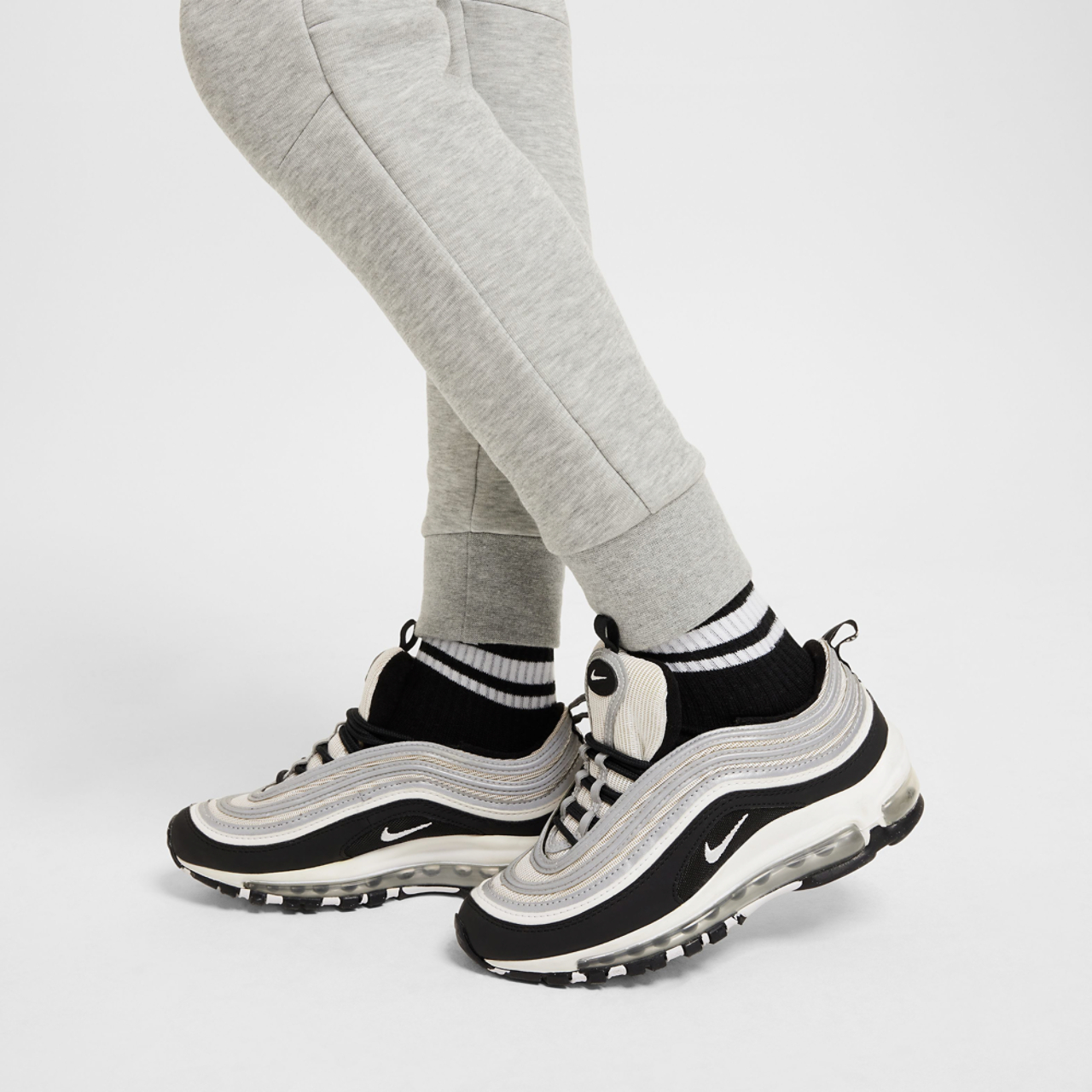 Nike Pantalon en molleton Tech Image 5 de 5. Appuyez pour ouvrir la galerie de photos.