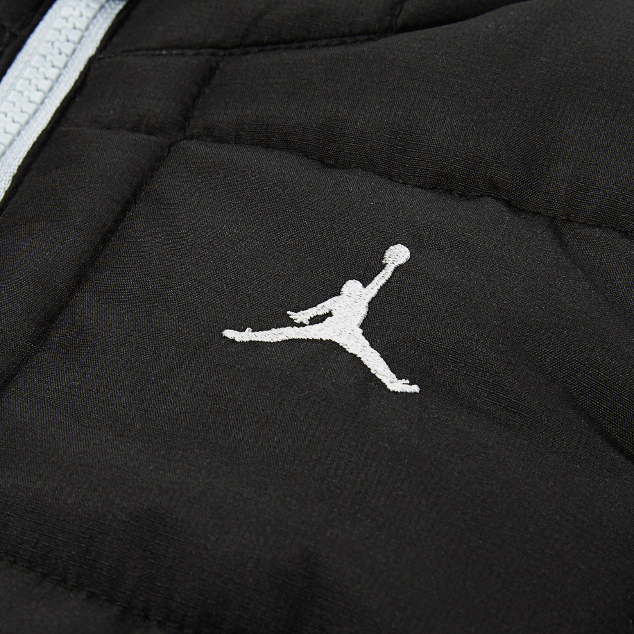 Jordan Blouson matelassé de poids moyen Essential Image 3 de 4. Appuyez pour ouvrir la galerie de photos.