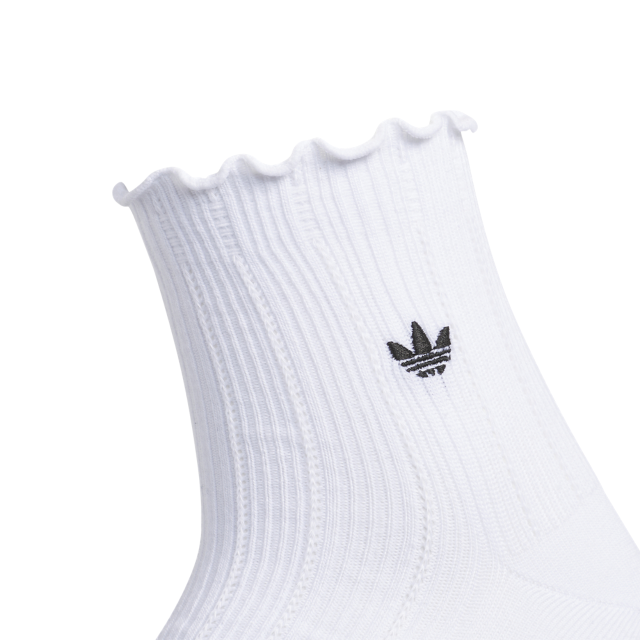 adidas Paquet de 3 paires de chaussettes courtes à volants Originals Image 2 de 4. Appuyez pour ouvrir la galerie de photos.