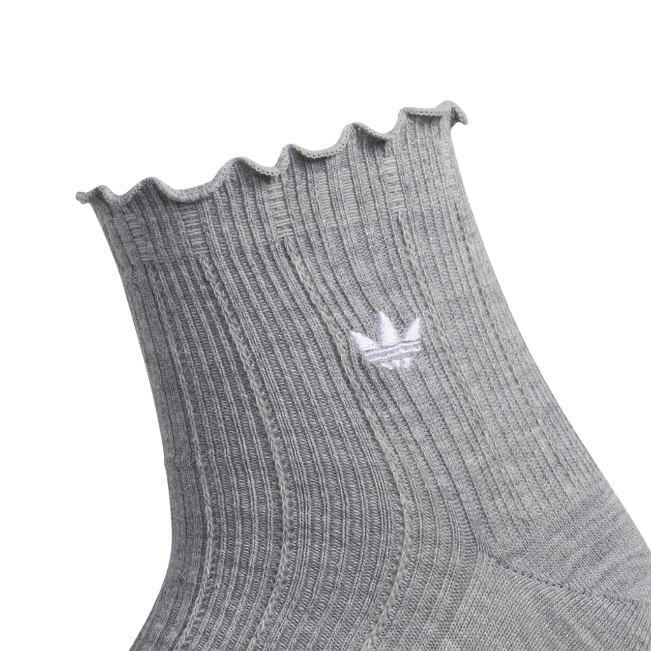 adidas Paquet de 3 paires de chaussettes courtes à volants Originals Image 2 de 4. Appuyez pour ouvrir la galerie de photos.