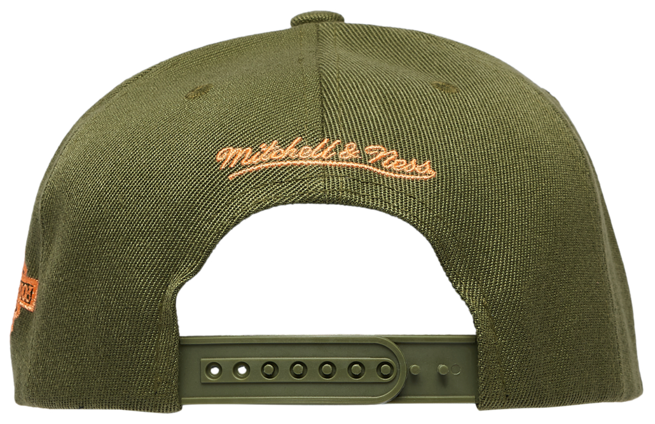 Mitchell & Ness Yankees Neon Pop Pro Pinch Cap Image 4 of 5. Tap to open photo gallery.